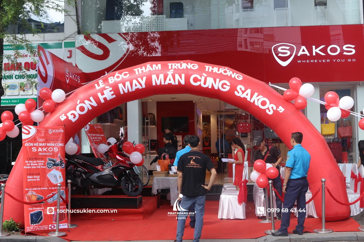 Lễ bốc thăm trúng thưởng xe diễn ra sôi động với cổng hơi nổi bật phía trước, thu hút đông đảo khách hàng tham gia