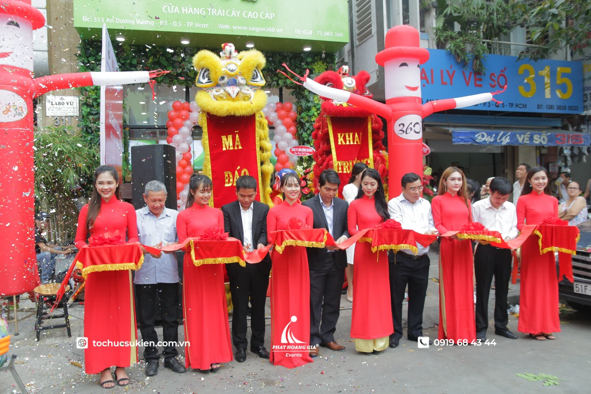 Lễ khởi công ngoài trời tại TP.HCM với cổng hơi nổi bật được bố trí phía trước khu vực tổ chức, tạo điểm nhấn trang trọng cho sự kiện