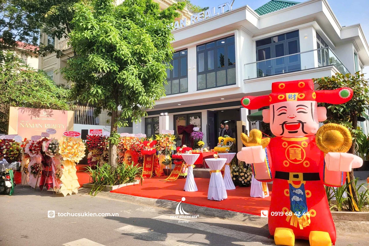 Cổng hơi mascot Thần Tài nổi bật được bố trí bên ngoài sự kiện, thu hút sự chú ý của khách tham dự ngay từ khu vực lối vào