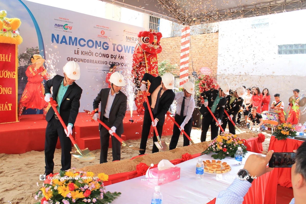 Nghi thức xúc cát khởi công suôn sẻ nhờ dịch vụ cho thuê hiệu ứng sân khấu pháo kim tuyến.