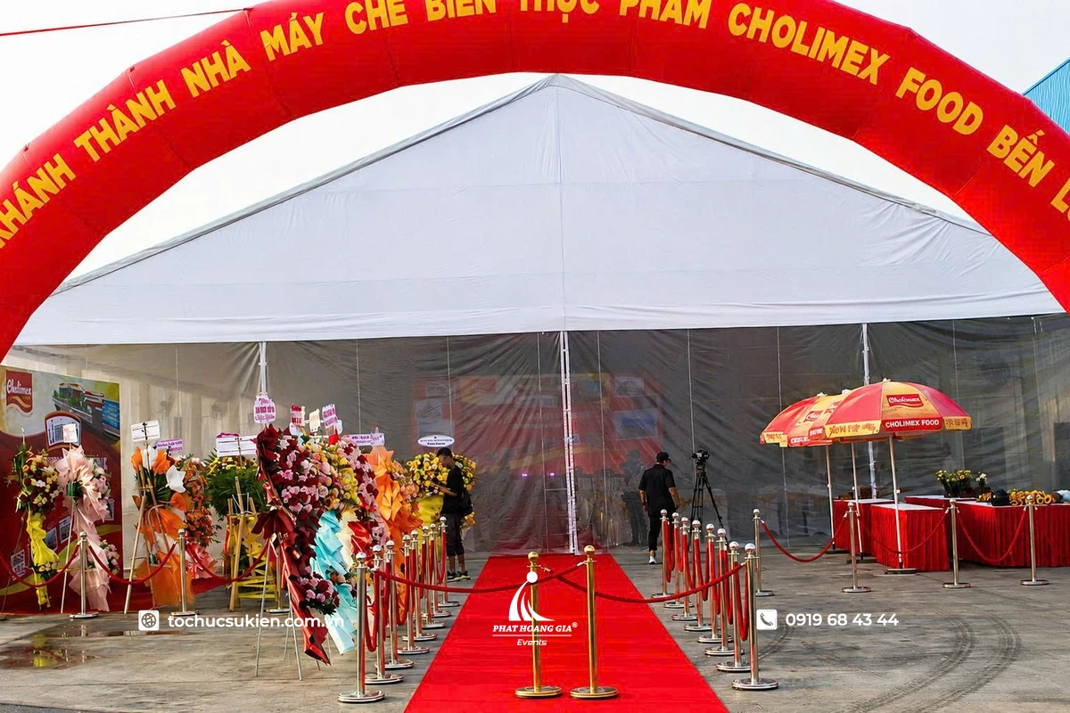 Nhà bạt không gian khung thép quy mô lớn được lắp đặt cho lễ khánh thành nhà máy với thảm đỏ và khu vực đón khách