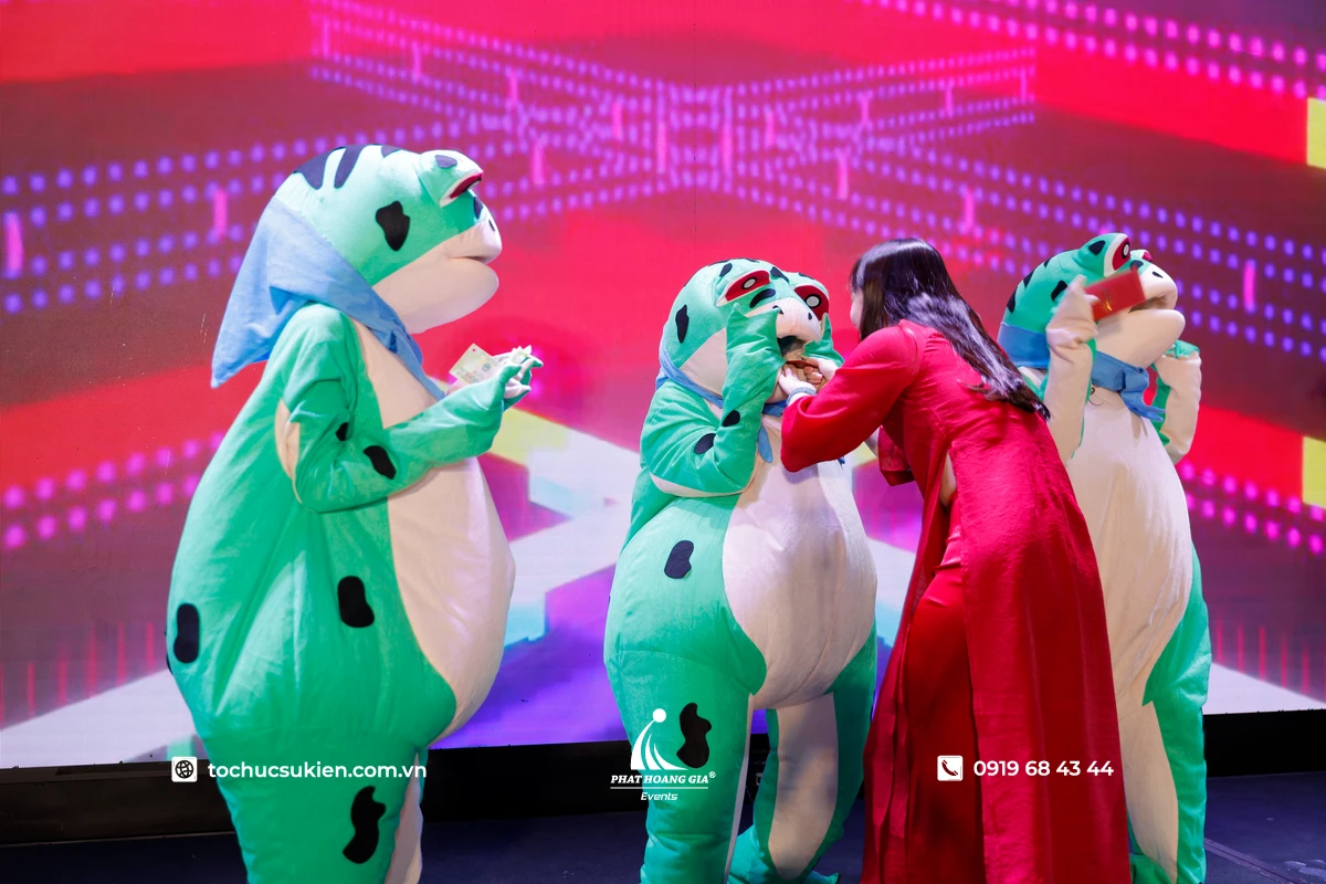 Khách mời tham gia mini game hóa trang trong chương trình Year End Party, tạo nên không khí vui tươi và sôi động tại sự kiện doanh nghiệp.