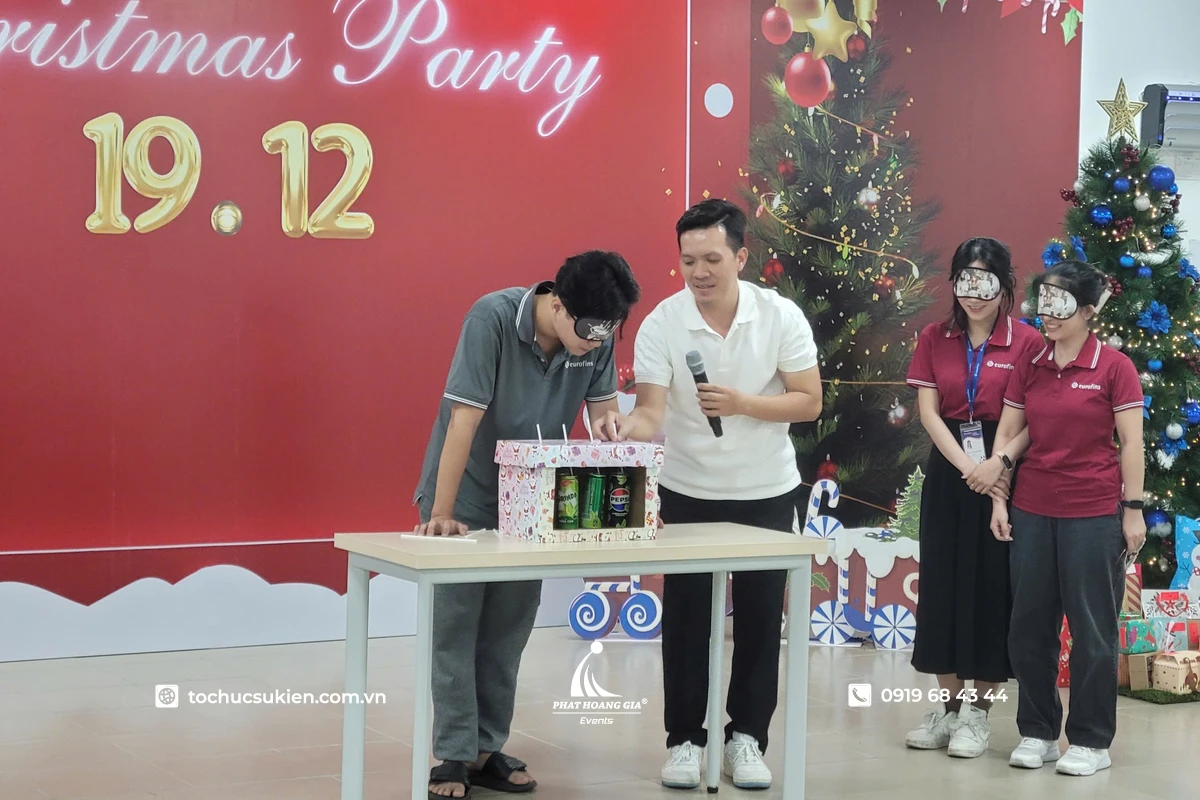 Mini game đoán đồ vật được tổ chức trên sân khấu sự kiện với sự tham gia hào hứng của các khách mời
