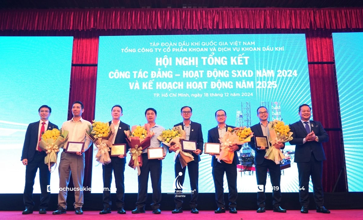 Lãnh đạo chụp ảnh cùng những cá nhân xuất sắc được vinh danh tại chương trình hội nghị cuối năm