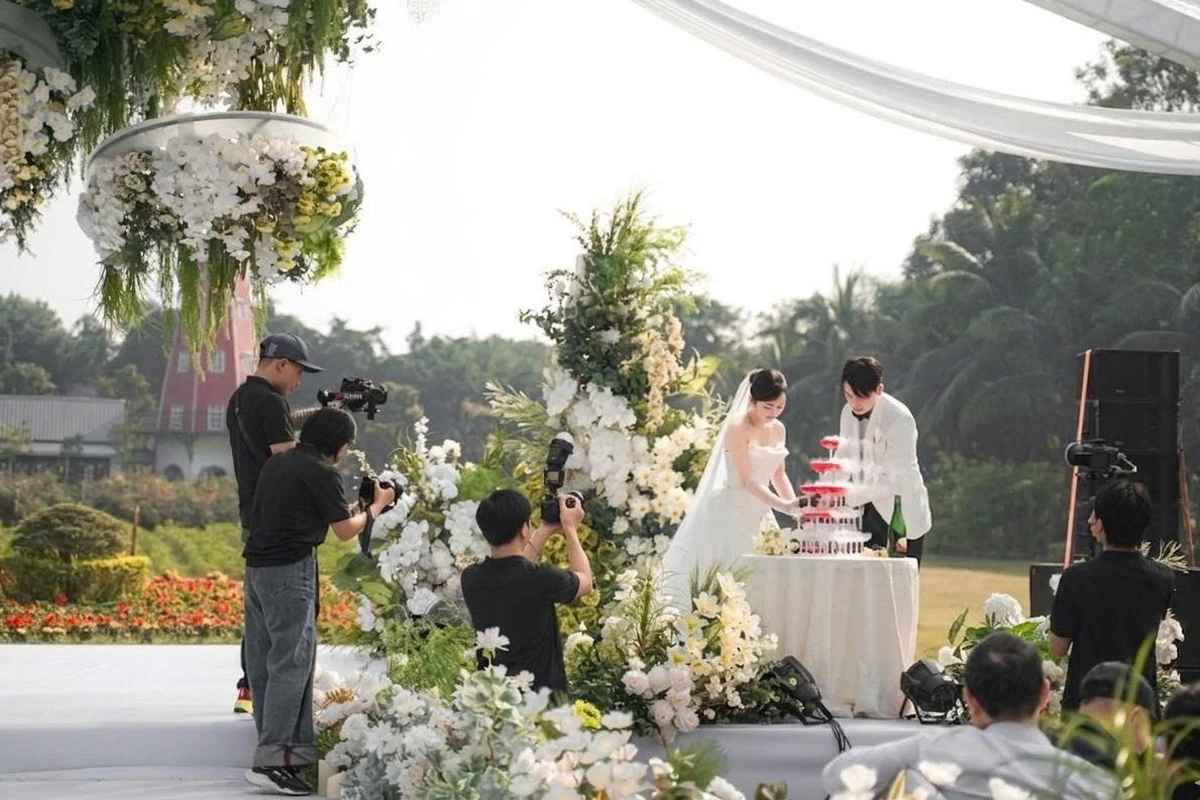 Chụp phóng sự là gì? Chụp phóng sự lễ cưới ghi lại nghi thức rót rượu với nhiều photographer đứng ở các góc khác nhau để bắt trọn khoảnh khắc cảm xúc của cô dâu chú rể
