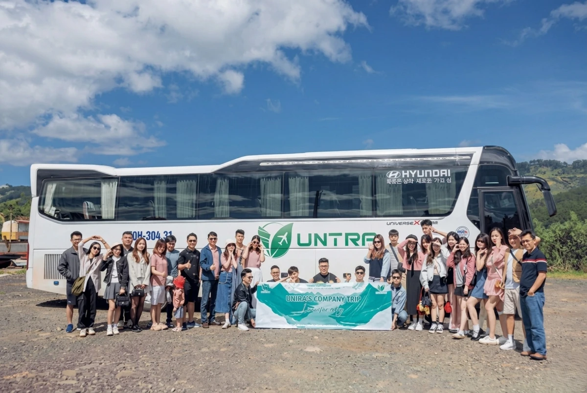 Tập thể nhân viên check in trước khi lên xe di chuyển trong chuyến company trip