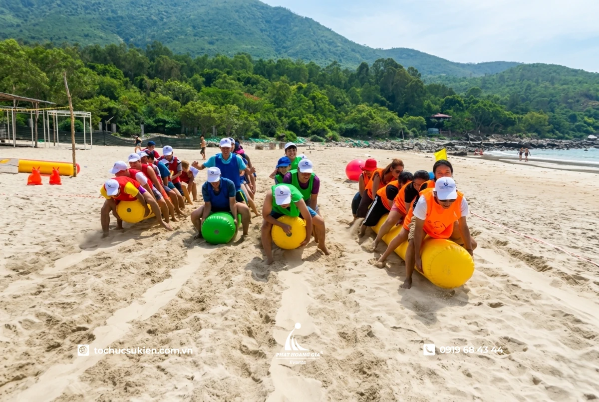 Nhân viên hào hứng tham gia thi đấu trò chơi kẹp phao team building trong chuyến company trip