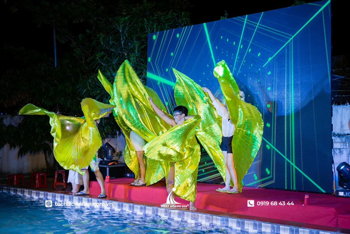 Tiết mục múa cánh vàng độc đáo của nhân viên trên sân khấu gala dinner trong chuyến company trip