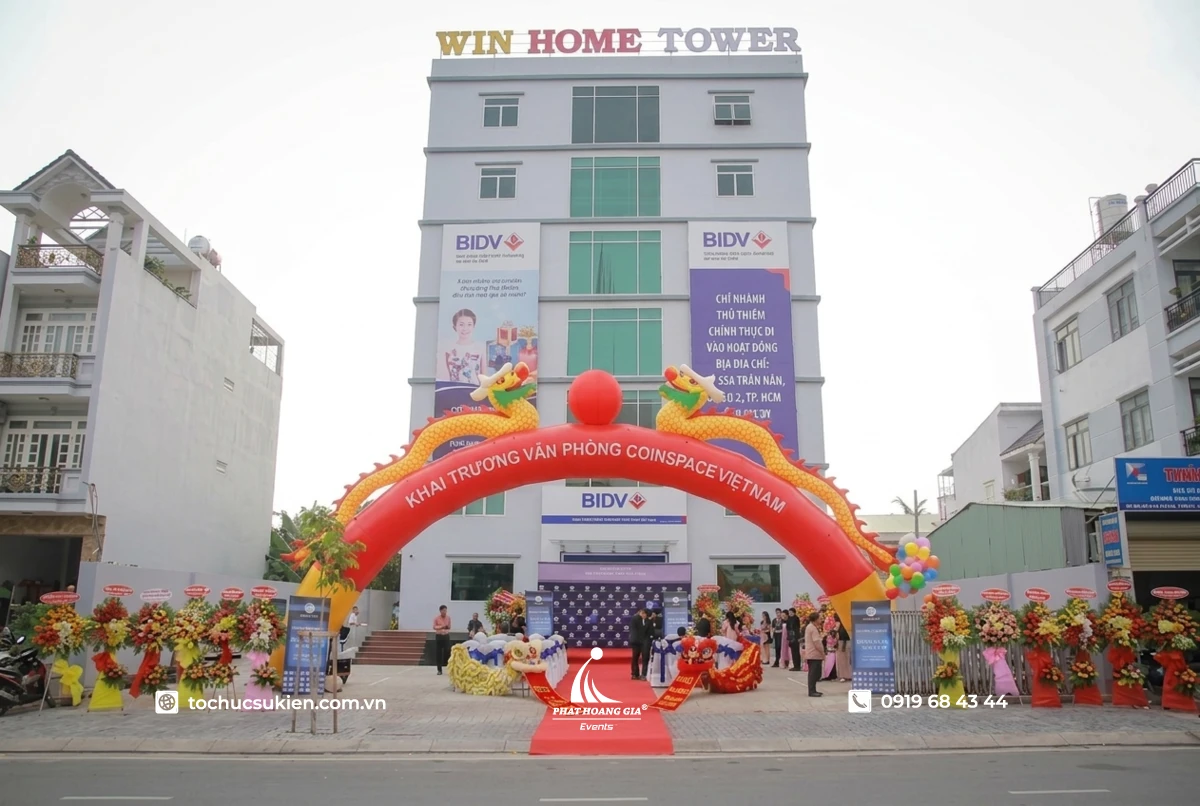 Cận cảnh cổng hơi khai trương hình rồng màu đỏ rực trước tòa nhà tại sự kiện