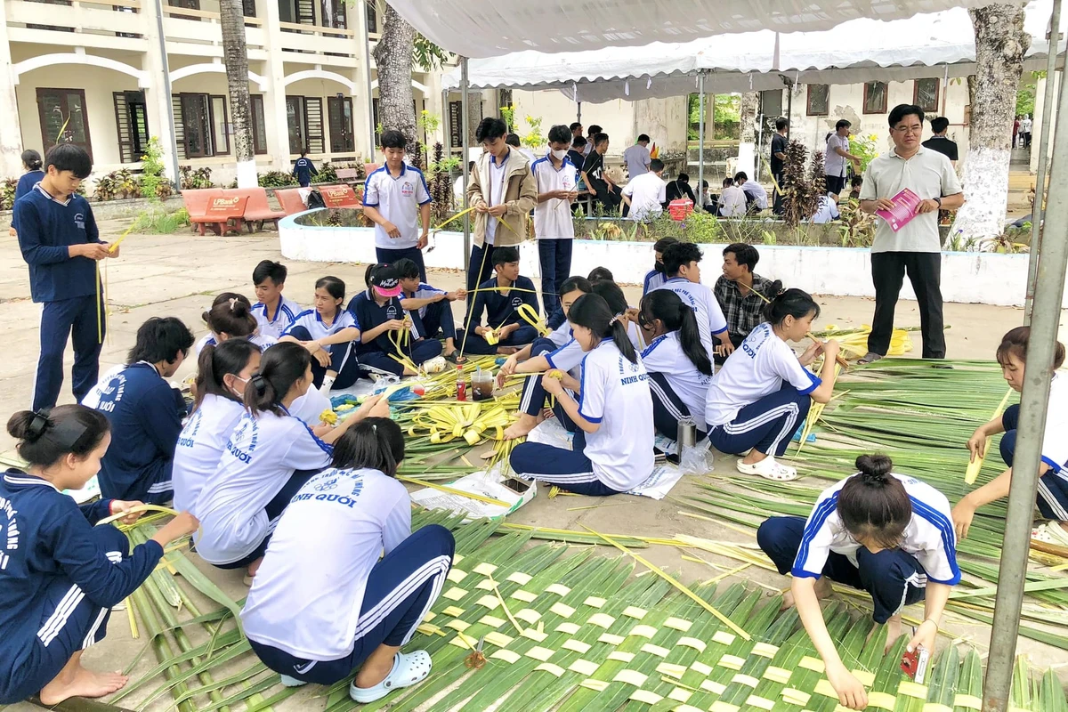 Không khí chuẩn bị hội trại 26/3 khi các em học sinh dựng và trang trí cổng trại bằng tre và lá dừa