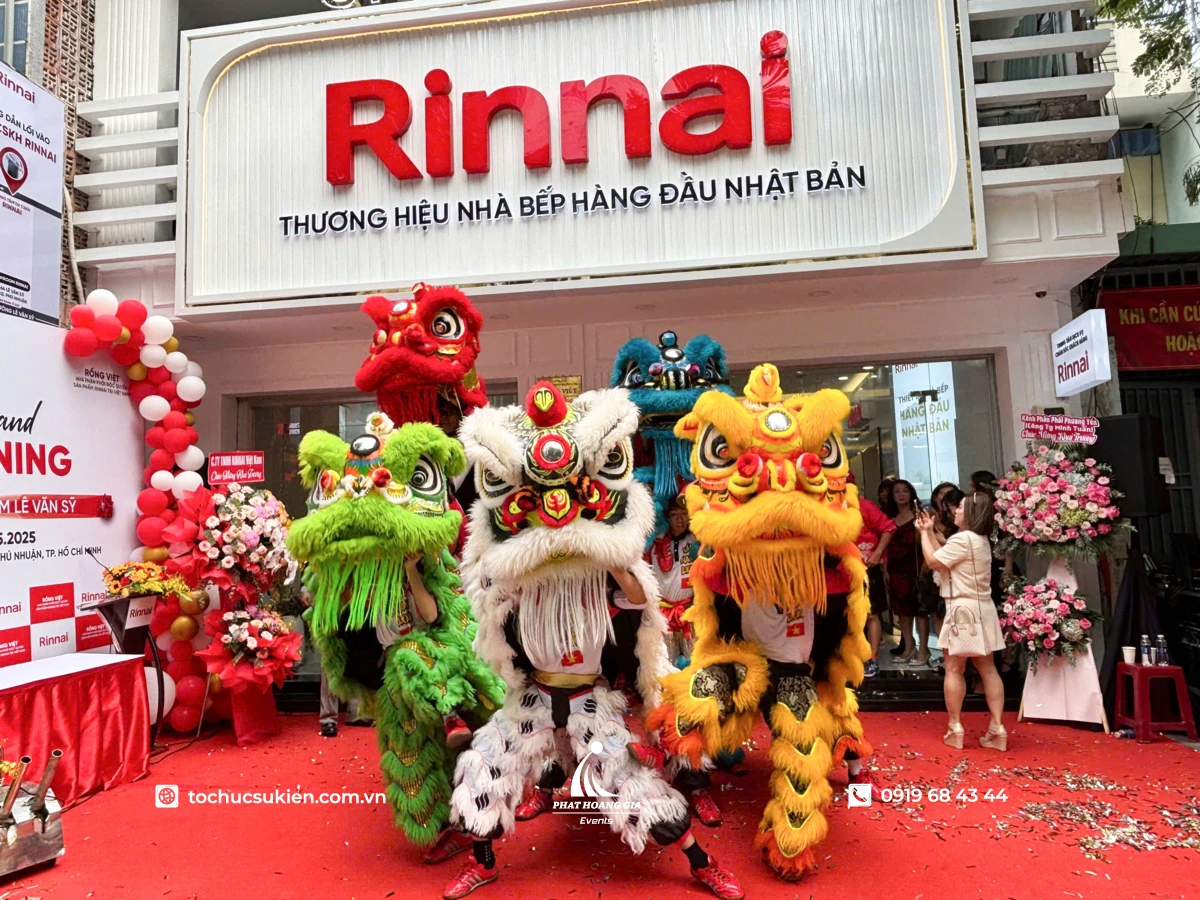 Đội múa lân gồm năm đầu lân sặc sỡ đang biểu diễn nhảy múa mừng khai trương cửa hàng Rinnai từ dịch vụ cung cấp nhân sự sự kiện