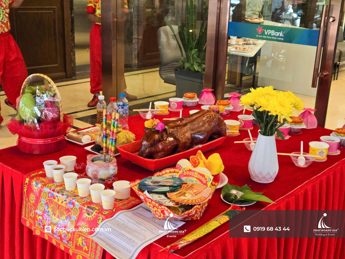 Mâm cúng ngày khai trương được sửa soạn chỉn chu trên bàn trải khăn đỏ