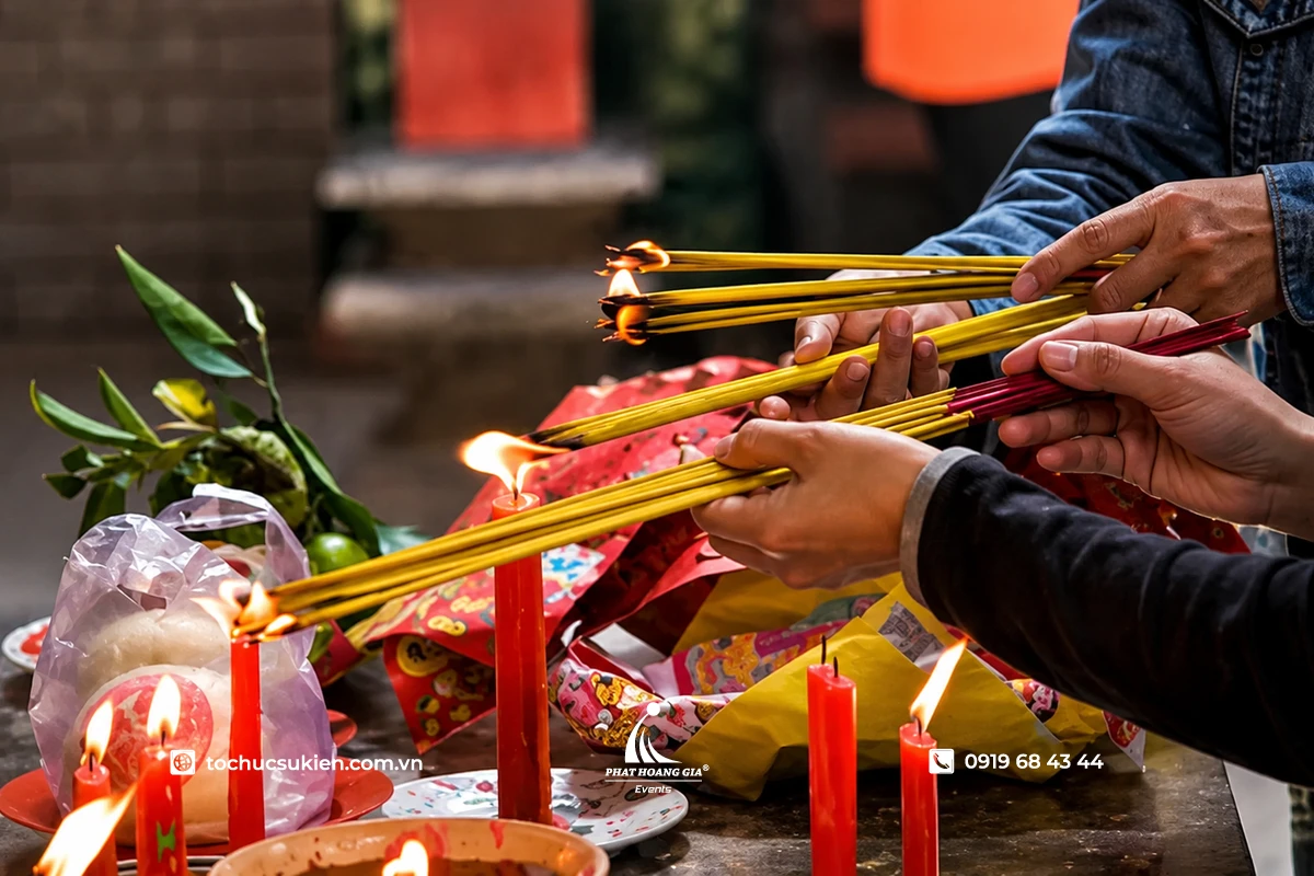 Nghi thức thắp nhang trong ngày cúng, khói hương lan tỏa nhẹ nhàng tạo không gian trang nghiêm, thể hiện lòng thành kính trong lễ cúng