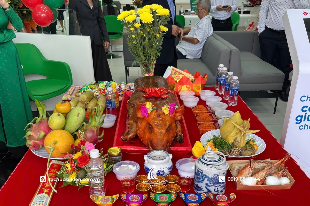 Cúng khai trương cần những gì? Mâm lễ được chuẩn bị đầy đủ với heo quay, trái cây và các vật phẩm cúng truyền thống