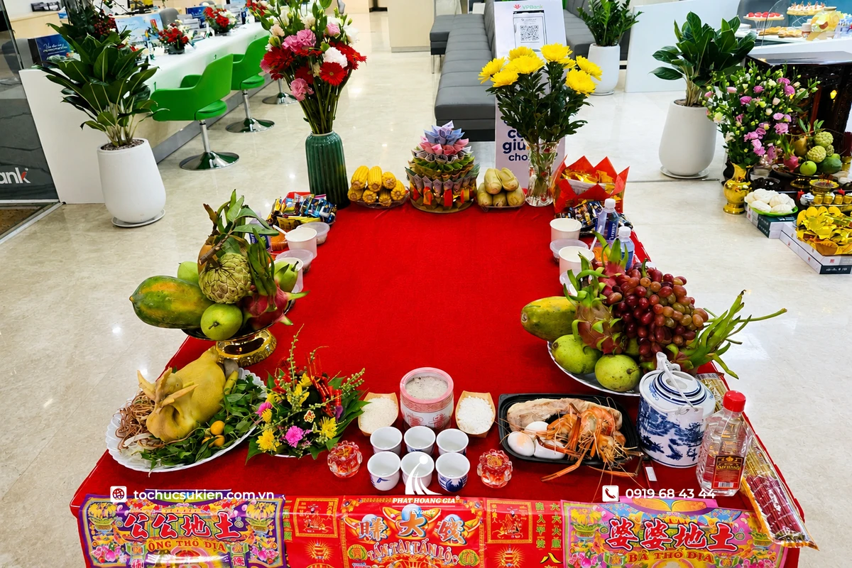Mâm cúng khai trương được bày biện đầy đủ lễ vật truyền thống và trang trí đẹp mắt tại không gian khai trương doanh nghiệp