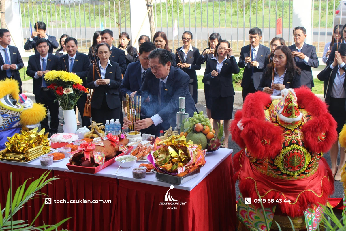 Ban lãnh đạo và nhân viên cùng thực hiện nghi thức thắp nhang khấn lễ trước mâm cúng khai trương được chuẩn bị trang trọng tại doanh nghiệp