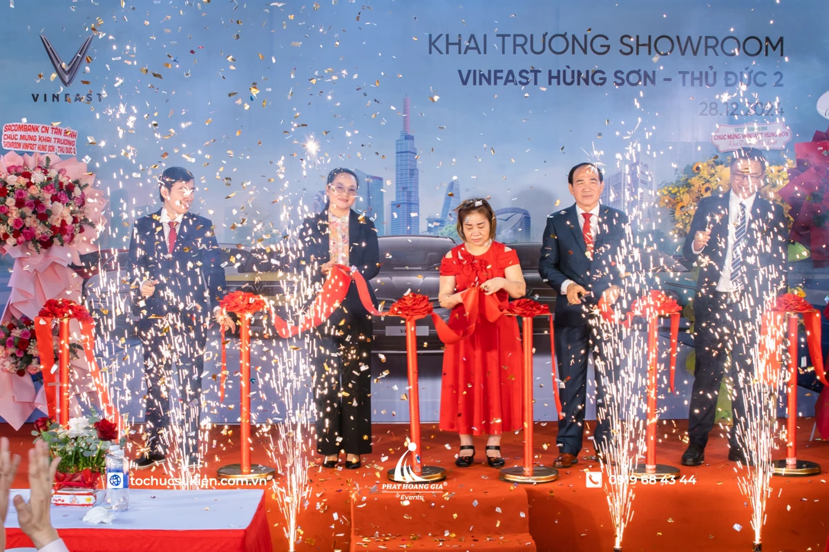 Ban lãnh đạo thực hiện nghi thức cắt băng khánh thành trong lễ khai trương cửa hàng mới