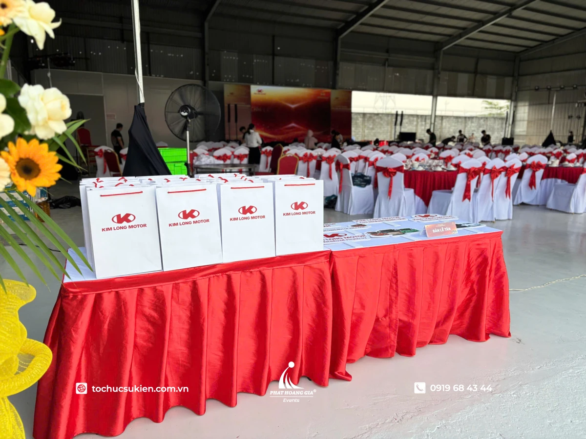 Những món quà nhỏ tặng khách mời đến dự khai trương cửa hàng