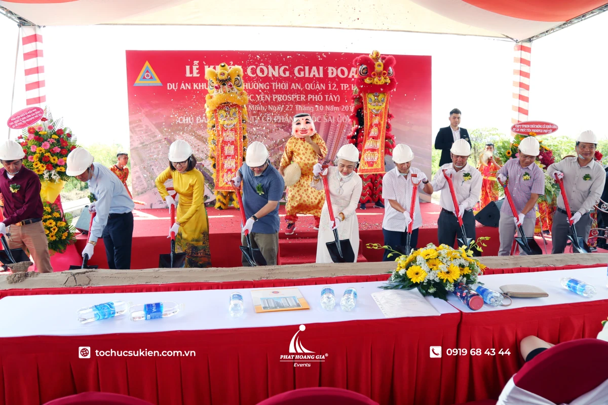 Ban lãnh đạo cầm xẻng thực hiện nghi thức xúc cát lễ khởi công dự án
