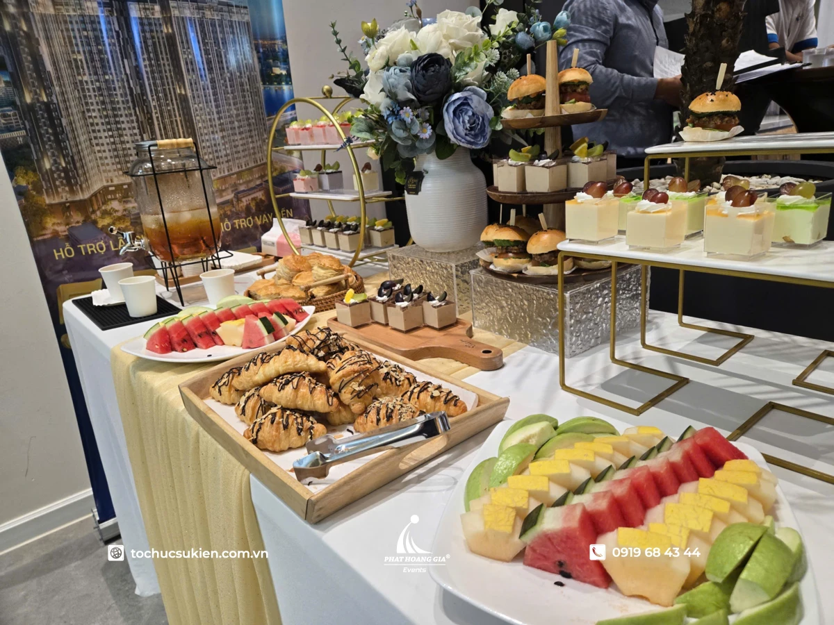 Dịch vụ đặt tiệc teabreak sang trọng với các loại bánh ngọt và trái cây tươi trang trí tinh tế.