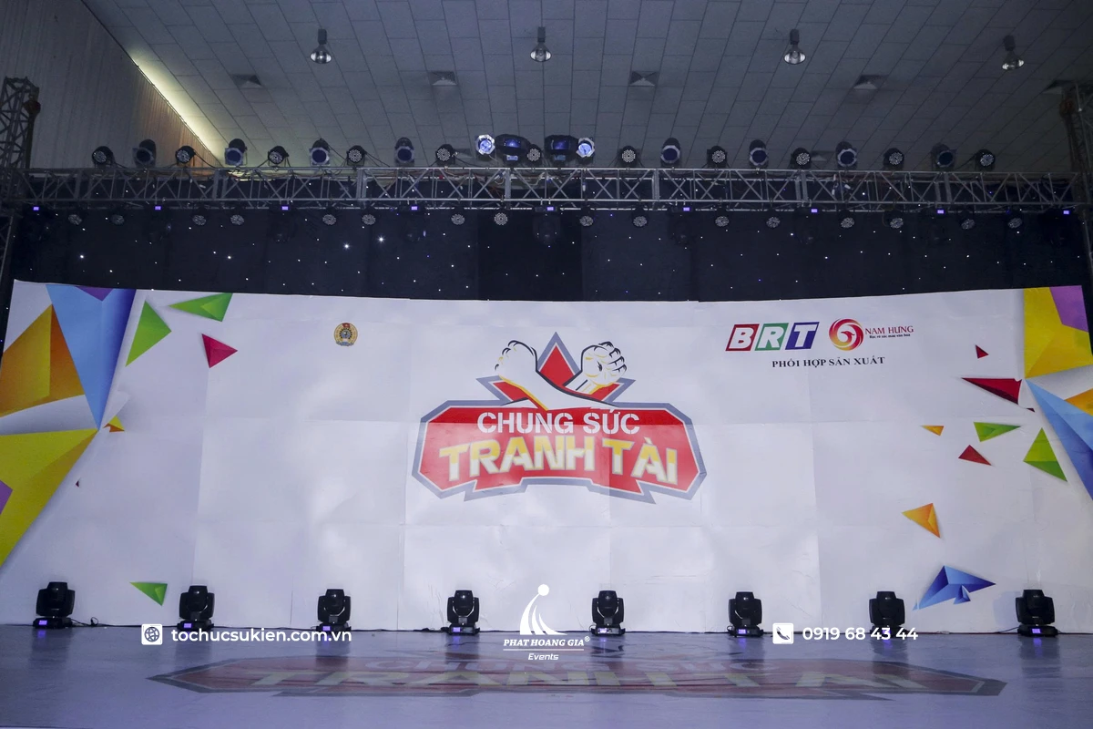 Sân khấu chương trình “Chung Sức Tranh Tài” được lắp đặt hệ thống đèn Moving Head Beam trên truss và đèn Beam 230 dưới chân sân khấu chuyên nghiệp