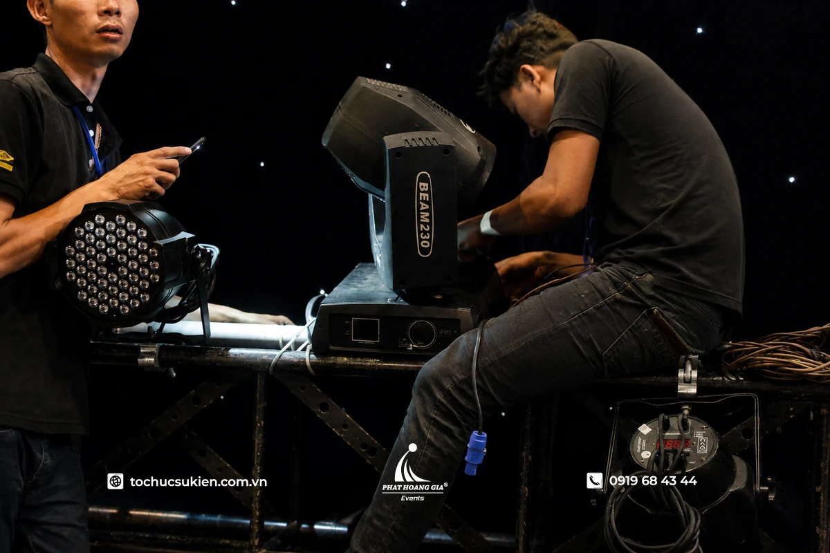 Đội ngũ ekip Phát Hoàng Gia đang setup và bố trí vị trí đèn Moving Head trên sân khấu trước khi diễn ra chương trình sự kiện