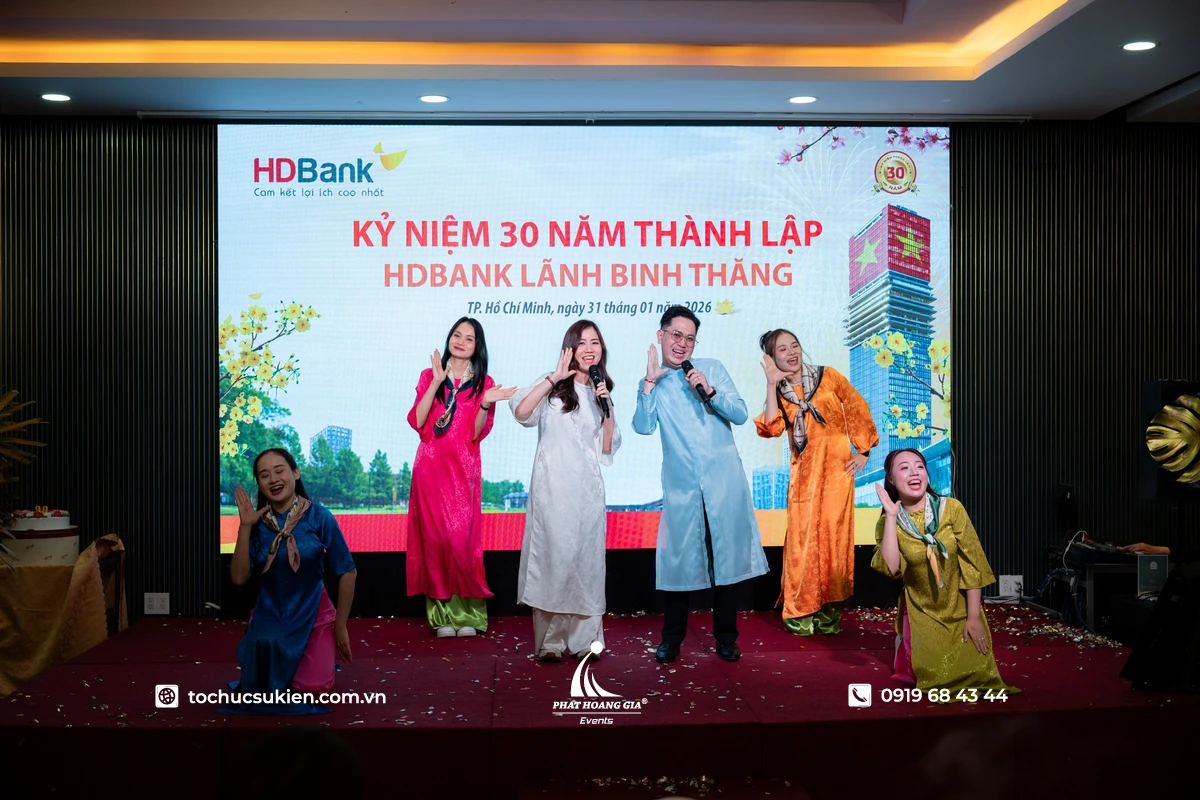 Đi tiệc hát bài gì- Tiết mục song ca nam nữ được trình diễn trên sân khấu trong không gian ấm áp cùng ánh đèn sân khấu dịu nhẹ 