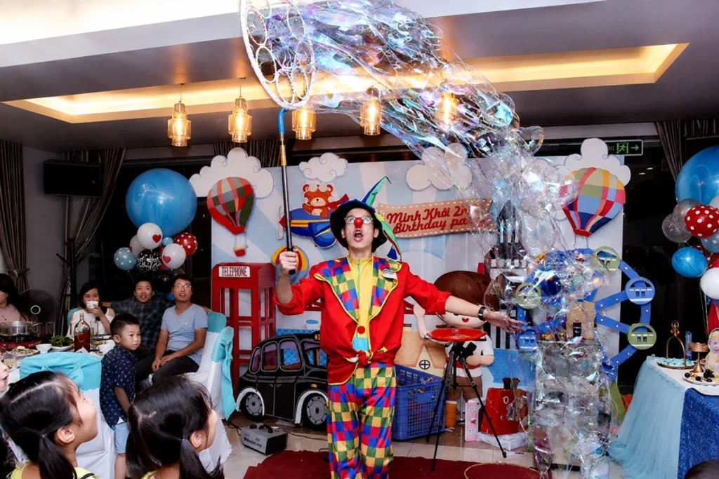 Màn biểu diễn bong bóng xà phòng hấp dẫn từ dịch vụ chú hề trong bữa tiệc sinh nhật của các bé.