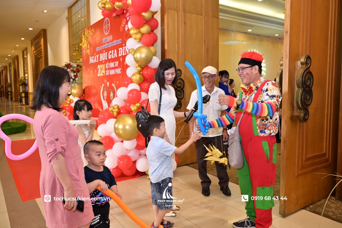 Chú hề vặn bong bóng nghệ thuật tặng các em nhỏ tại trung tâm thương mại.
