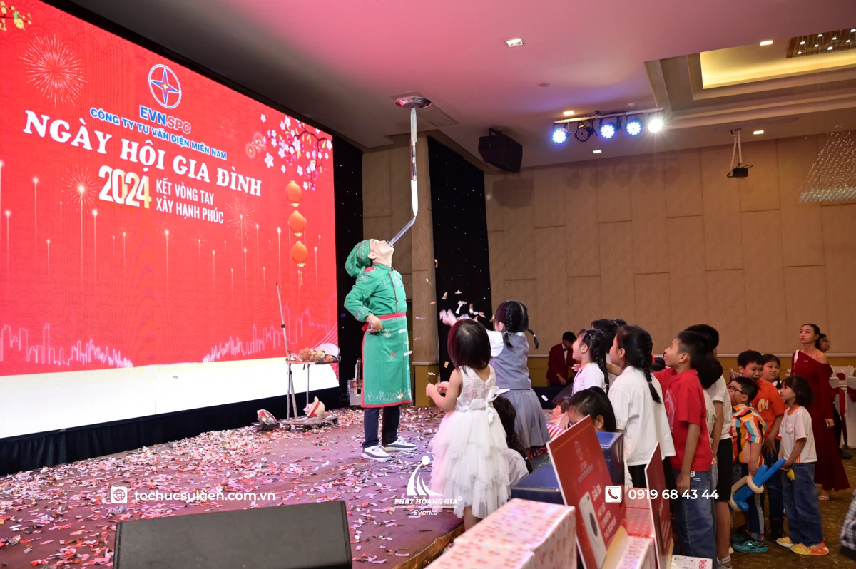 Màn biểu diễn xiếc đầu bếp vui nhộn thu hút các bé thiếu nhi trong ngày hội gia đình tại sự kiện.