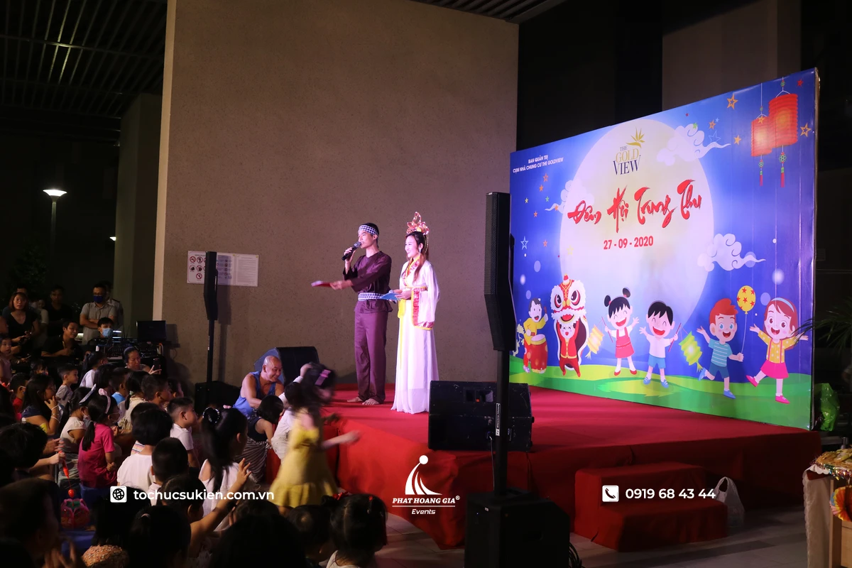 Sân khấu đêm hội Trung Thu với MC Chú Cuội và Chị Hằng dẫn dắt chương trình trong không khí vui tươi
