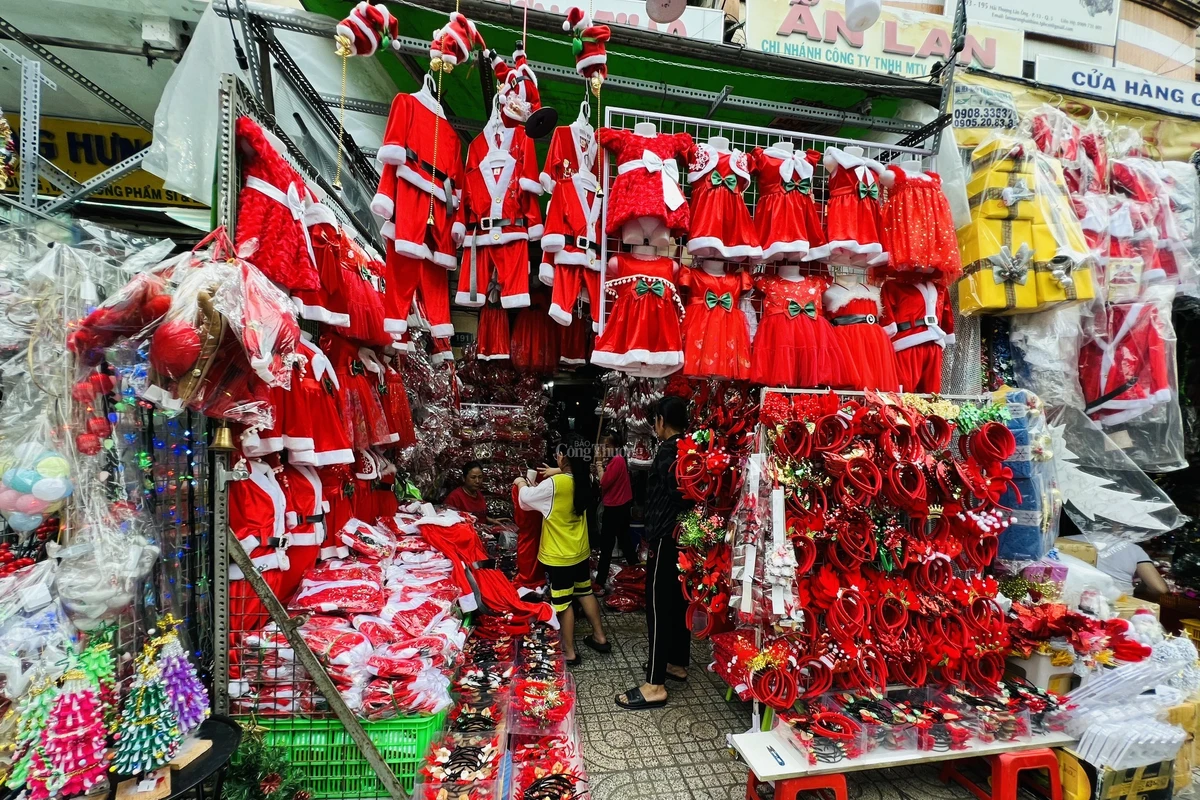 Các trang phục Noel với nhiều kiểu dáng và kích thước được bày bán tại cửa hàng đường phố phục vụ nhu cầu mua sắm mùa Giáng sinh