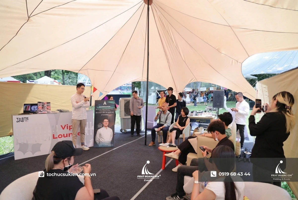 Khu vực workshop dưới sự che chắn của chiếc dù sự kiện tại sự kiện ngoài trời