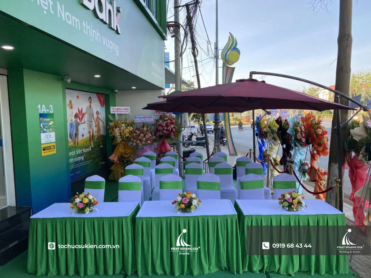 Lễ khai trương VPBank bố trí bàn ghế tông xanh lá đồng bộ dưới chiếc dù che nắng lệch tâm