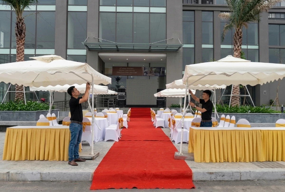 Nhân viên kỹ thuật đang setup dàn dù che nắng tại lối đi sự kiện ngoài trời
