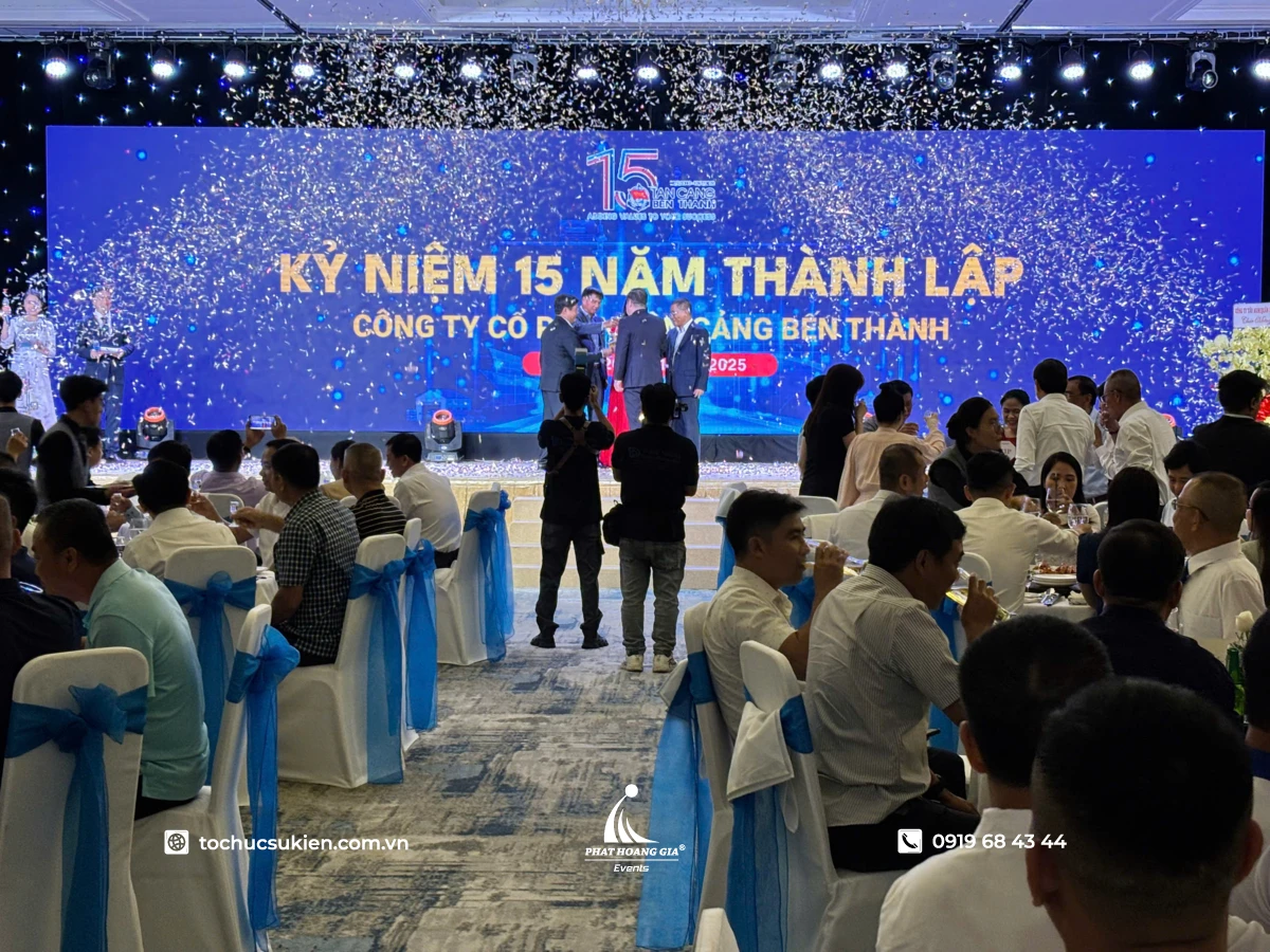 Sân khấu bùng nổ pháo hoa giấy trong event kỷ niệm thành lập hoành tráng