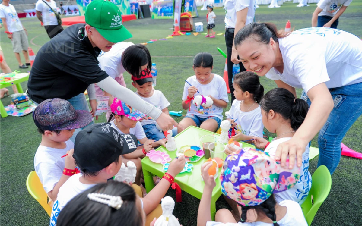 Ngày family day vui nhộn qua khoảnh khắc các bạn nhỏ thích thú sáng tạo những bức tượng nhỏ quanh bàn trò chơi