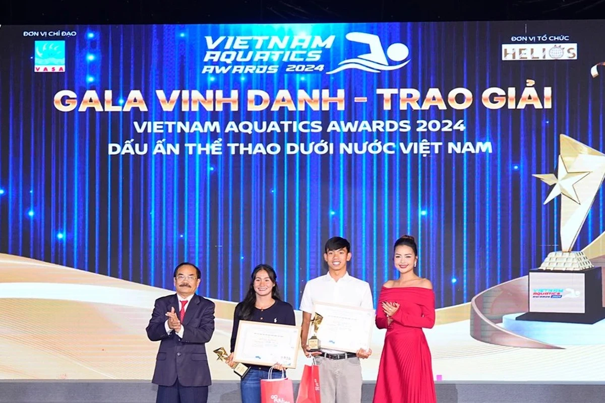 Khoảnh khắc gala vinh danh và trao giải cho các cá nhân tiêu biểu trên sân khấu sự kiện với hệ thống LED hiện đại, ánh sáng chuyên nghiệp và không khí trang trọng