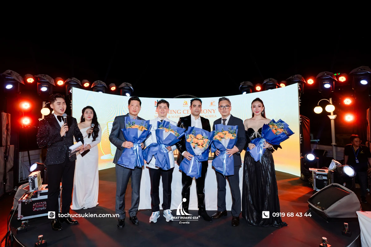 Các đại biểu cùng nâng ly chúc mừng trên sân khấu gala dinner trong không gian sự kiện sang trọng với hệ thống LED và ánh sáng chuyên nghiệp
