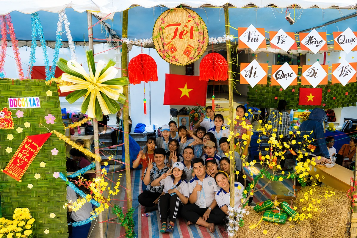 Các em học sinh vui vẻ chụp ảnh và tham gia hoạt động tại gian hàng hội chợ