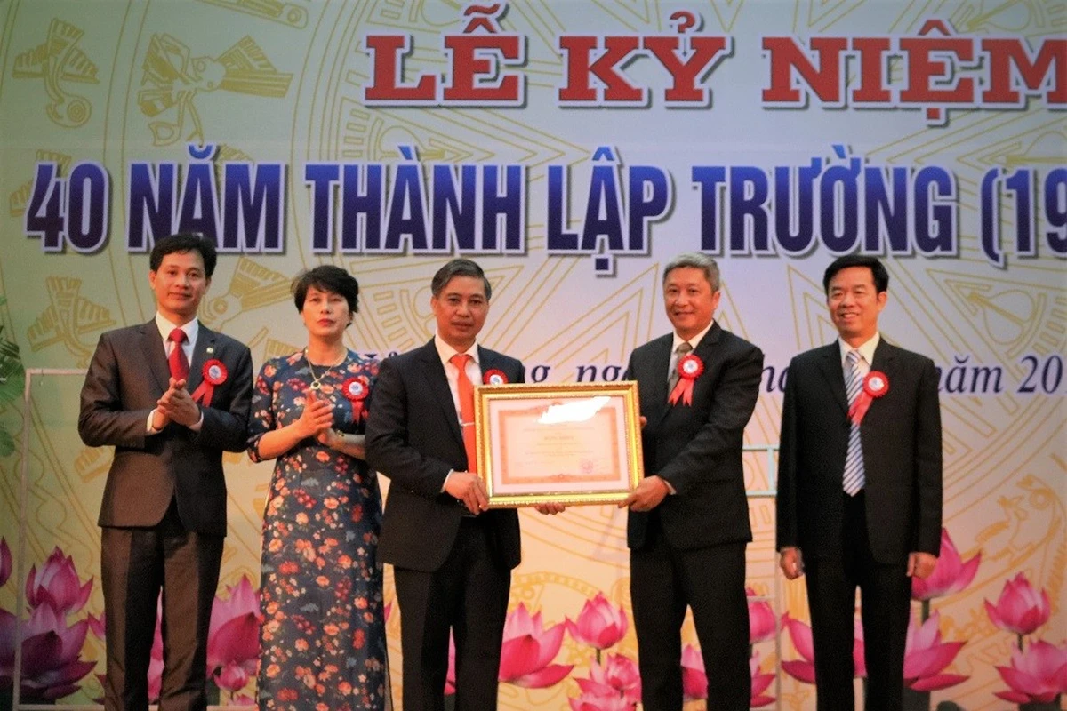 Hoa cài áo đại biểu được các khách mời đeo trên ngực trong lễ kỷ niệm thành lập trường khi nhận bằng khen và vinh danh