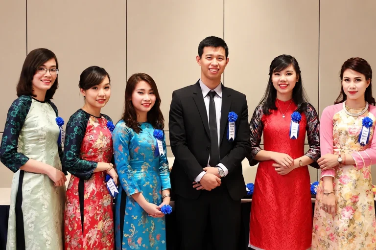 Hoa cài áo đại biểu: phân loại, ý nghĩa và cách lựa chọn