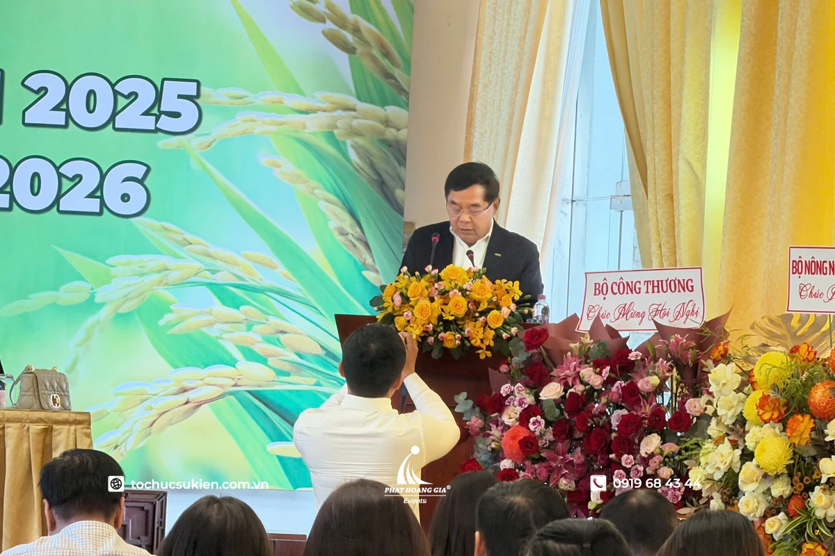 Không gian hội nghị với hoa được trang trí trên bục phát biểu và hai bên sân khấu là các lẵng hoa nhiều màu sắc nổi bật