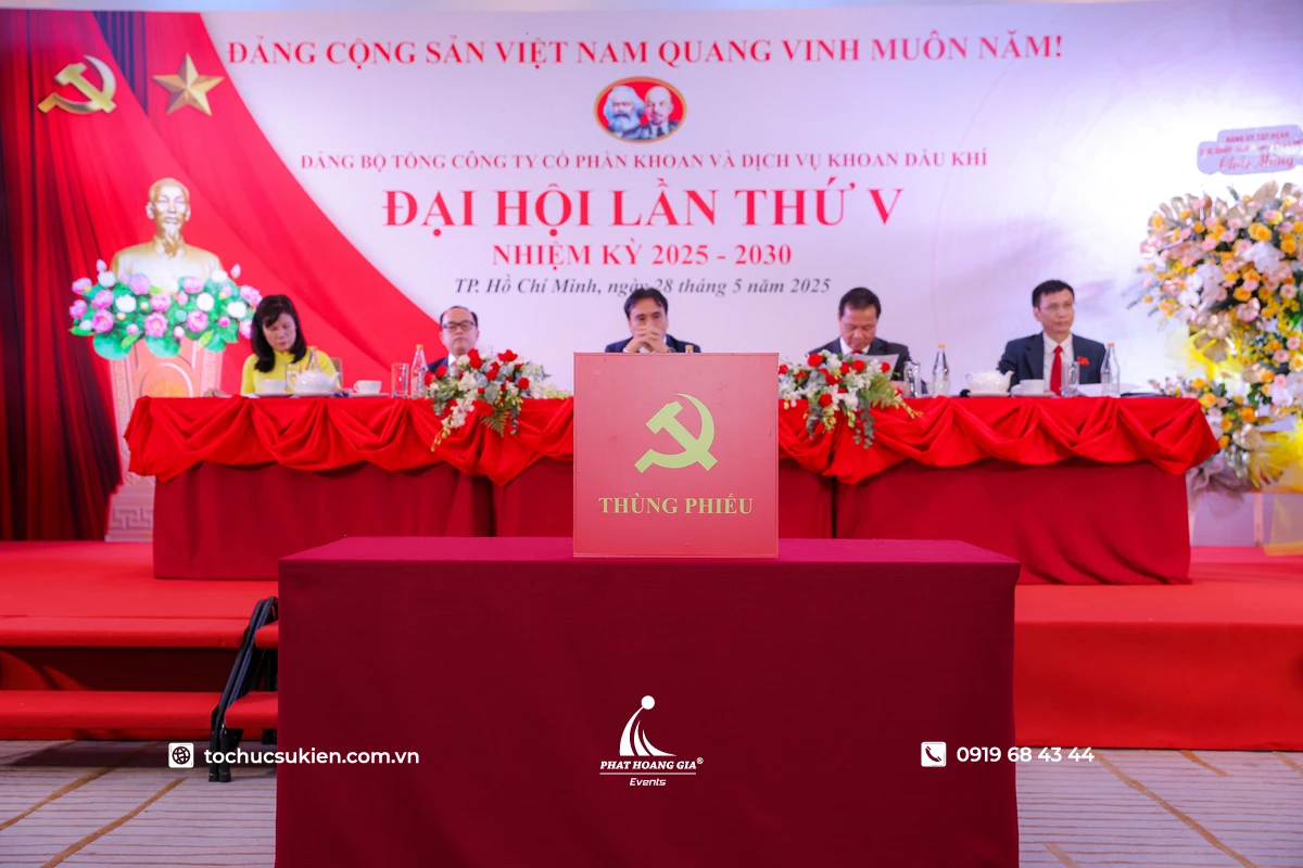 Hoa hội nghị được đặt trên bàn lãnh đạo với thiết kế trang nhã, góp phần tạo không gian sự kiện nghiêm túc và chuyên nghiệp