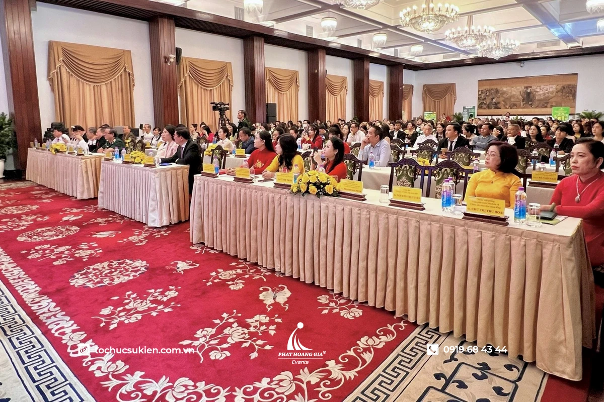 Hoa hội nghị để bàn tone vàng với phong cách trang nhã và ấm áp, tạo điểm nhấn nhẹ nhàng cho không gian sự kiện và hội nghị