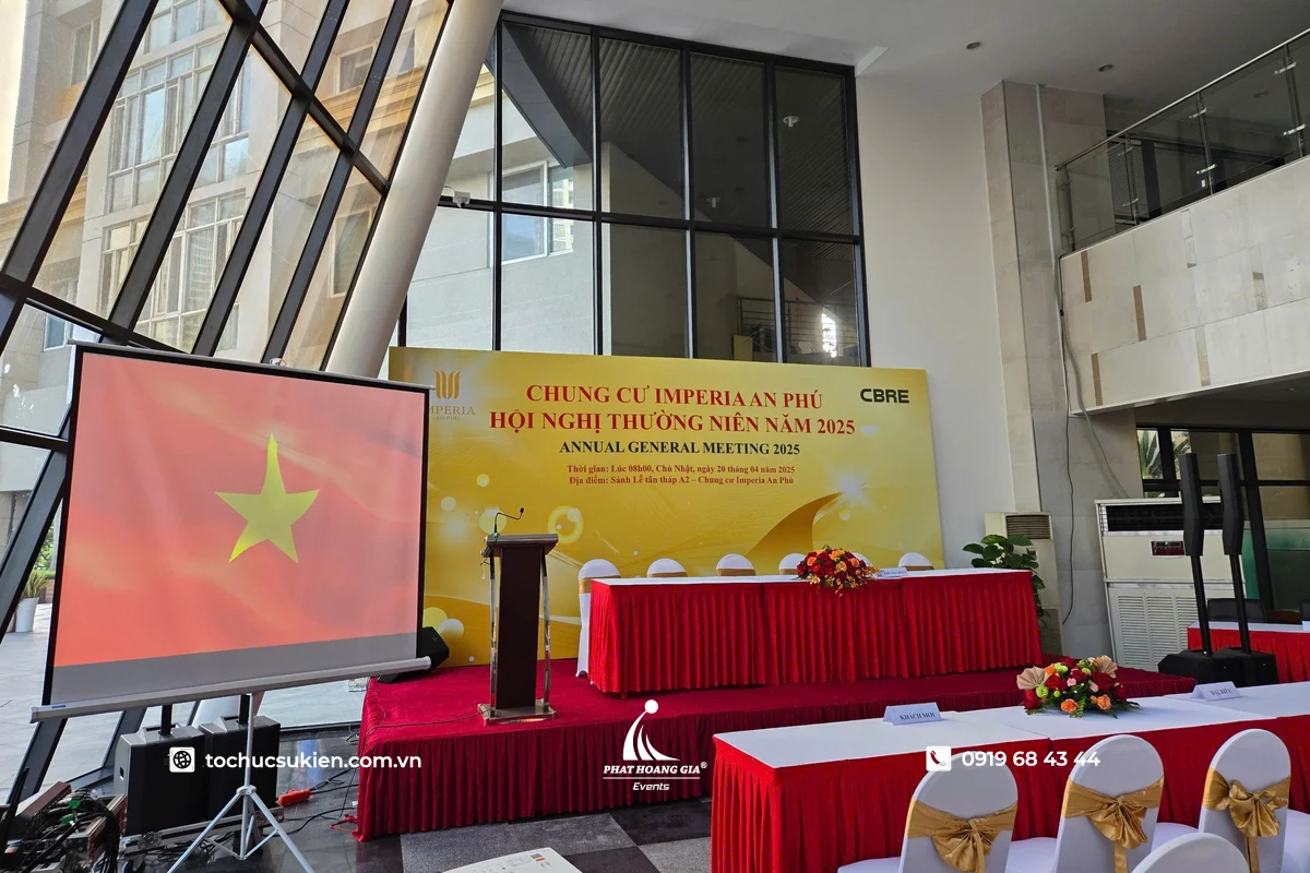 Hoa để bàn được đặt ở vị trí bàn sân khấu và bàn đầu