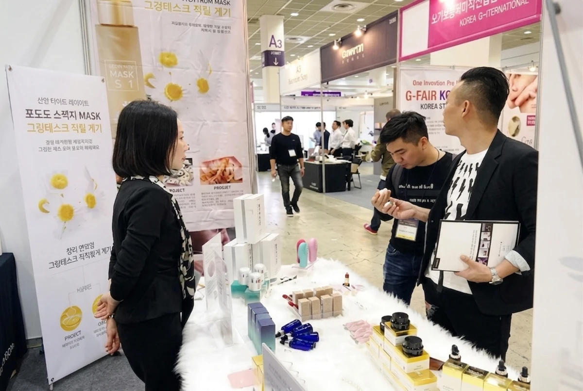Khách hàng được nhân viên hướng dẫn tìm hiểu thông tin sản phẩm dưỡng da tại hội chợ