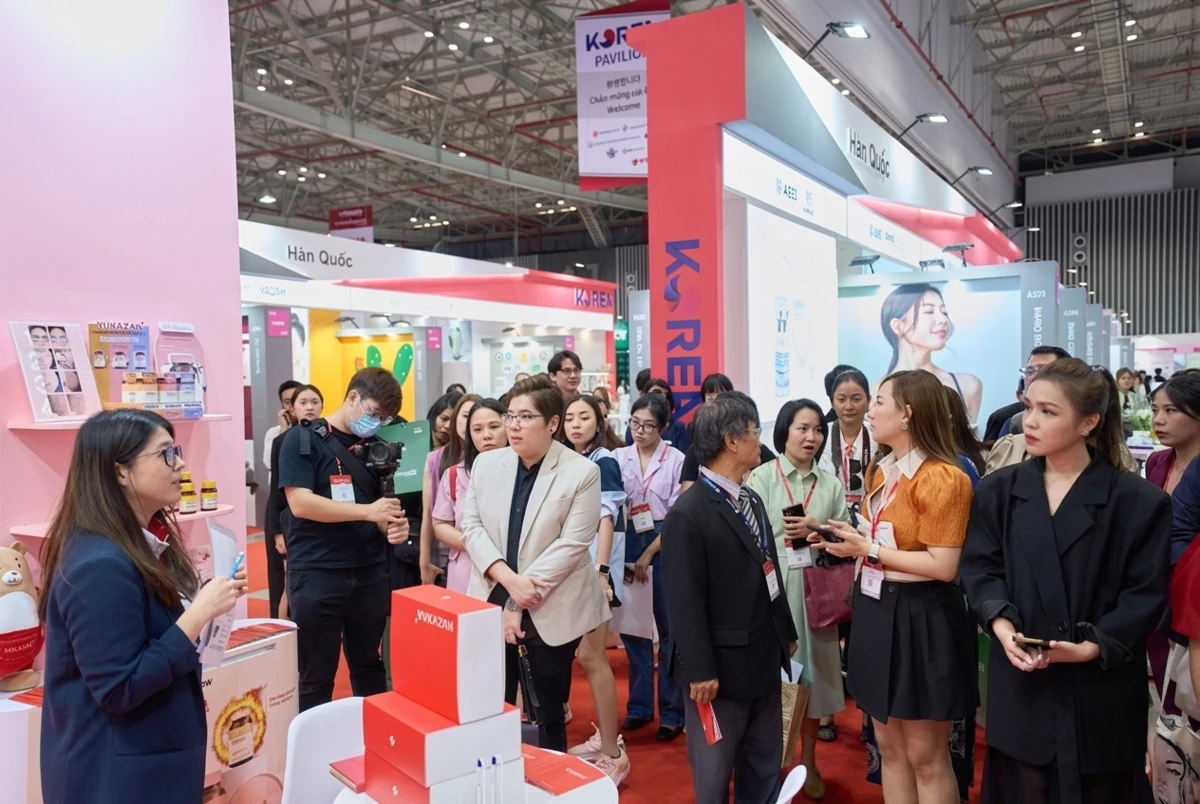Khách tham quan tập trung lắng nghe tư vấn tại gian hàng trưng bày mỹ phẩm