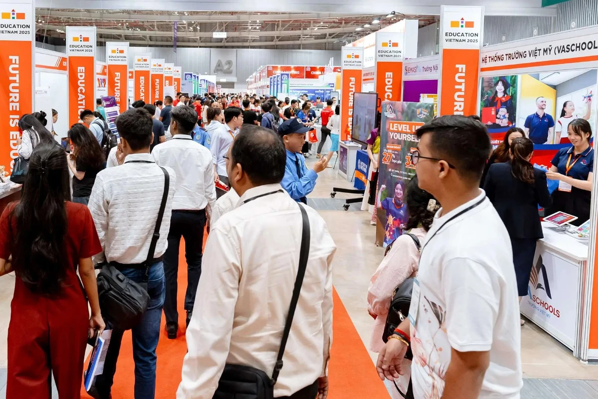 Khách hàng B2B tham quan di chuyển và ghé thăm các gian hàng tại hội chợ được tổ chức trong trung tâm thương mại