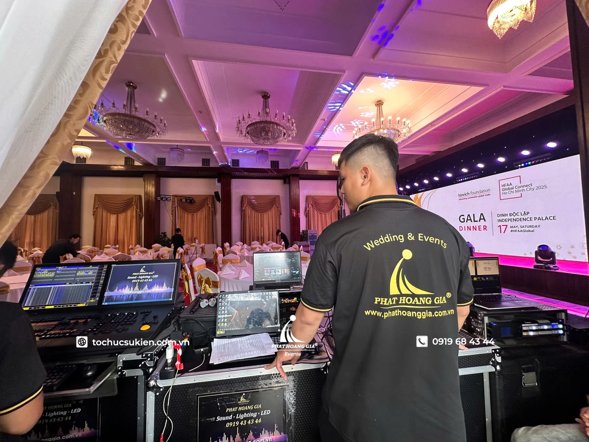 Nhân sự Phát Hoàng Gia kiểm tra và chuẩn bị các hạng mục trước giờ diễn ra gala dinner một cách chỉn chu